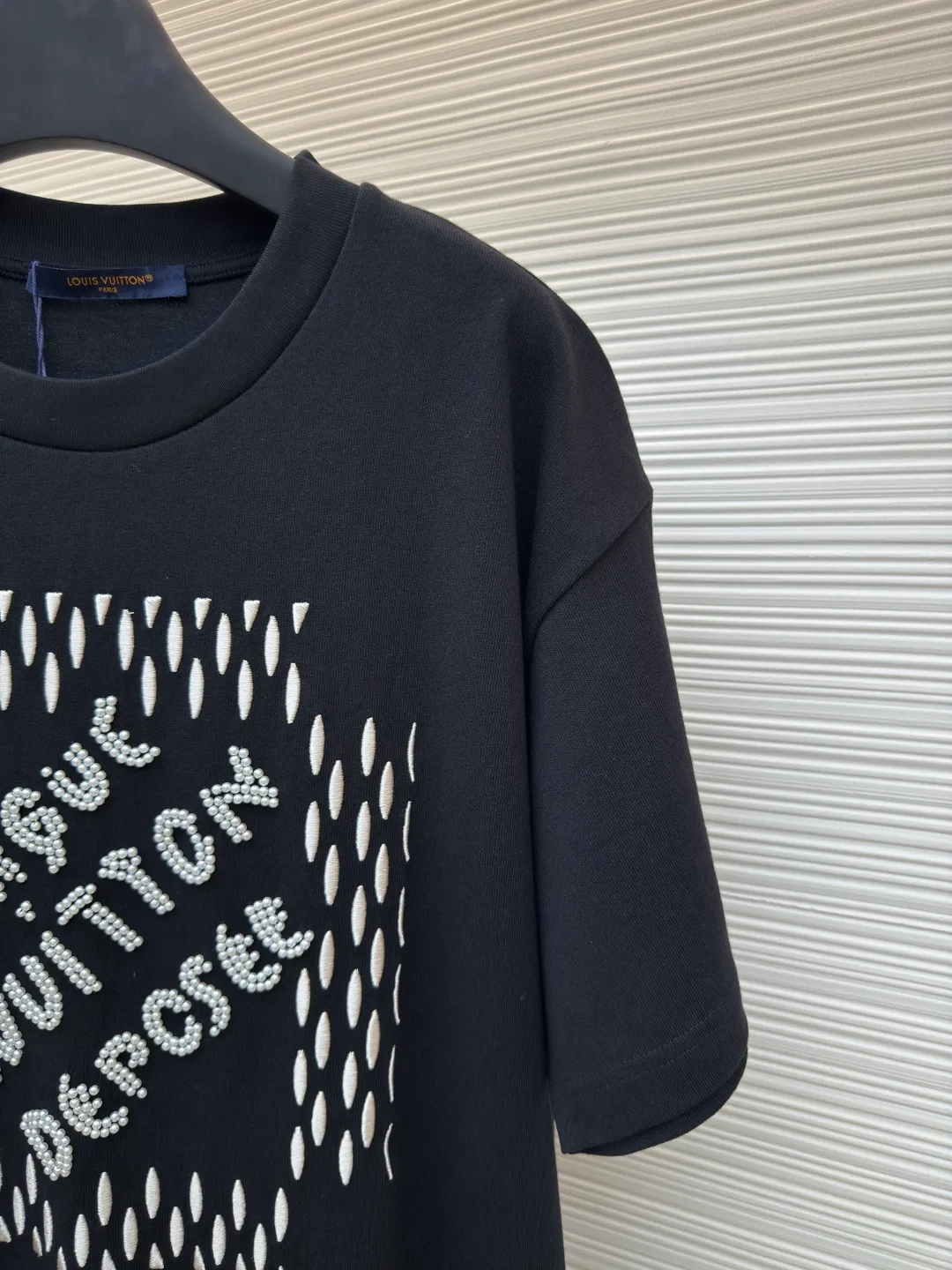 LOUIS VUITTON embroidered beaded letter T-shirt ●Authentic product: 13000 purchased and developed ●Item number: 1680220-A85 ●Fabric: combed cotton fabric ●Technology: embroidery production ●Version: fitted version ●Weight: about 420 grams ●Size: XS-S-M-L ●Description: The fabric is made of 26s double-ply combed cotton + long-staple cotton blended compact siro yarn. The rib is made of 26s+32s yarn 1*1 cylinder machine open width rib. The front panel is embroidered with Tajima embroidery machine imported from Japan. The thick plate rubber pad is polyester mercerized. Thread three-dimensional hemming embroidery, purchase Y version to manually point each bead, open a cardboard mold, and scan powder for precise positioning of a single piece. The beads are made of 4-mile round pearlescent white bubble beads, made by hand crochet technology, and all single beads are tied with hooks and threads to ensure that they are placed at the powder scan position. The overall wiring is straight and delicate, the fabric is comfortable and soft, and the color is consistent without color difference. It can be matched with the same style to create a fashionable look and control various occasions. Customized accessories, complete with three standards, same style for men and women!